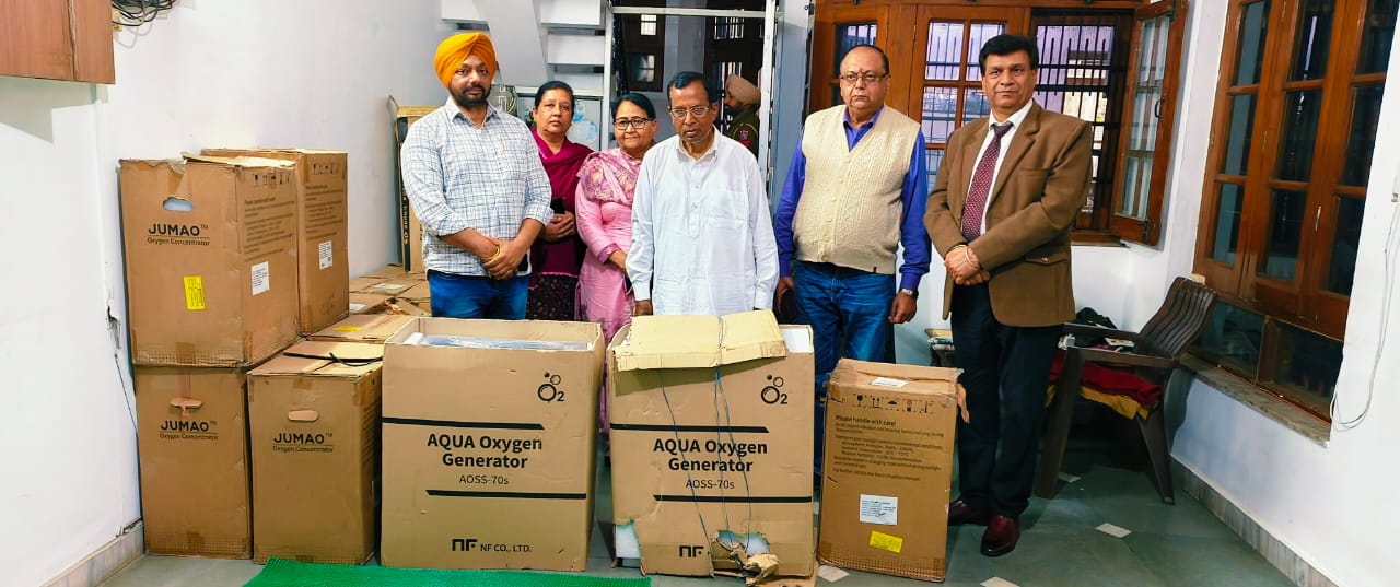Former Union Minister Som Prakash and Madam Anita Som Prakash presented 14 oxygen concentrators and 2 oxygen generators to Shri Vishwakarma Charitable Hospital Trust